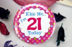 21st Birthday Party Badge - Kiss Me